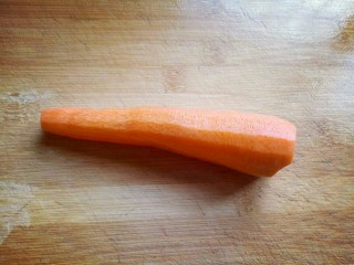 11、#感恩节食谱#排骨莲藕胡萝卜汤,胡萝卜去皮，冲洗干净切菱形块。