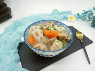 16、#感恩节食谱#排骨莲藕胡萝卜汤,盛出装入汤碗，撒上葱花即可食用。