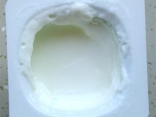 1、麦片巧克力脆皮雪糕,准备好一杯酸奶