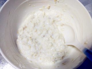 2、麦片巧克力脆皮雪糕,将即食型麦片倒入拌匀