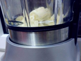 3、麦片巧克力脆皮雪糕,和剥皮的香蕉,适量牛奶,糖一起放入破壁机,选择奶昔功能,10秒左右打成糊状。