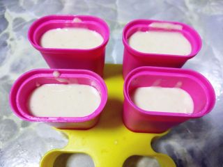 5、麦片巧克力脆皮雪糕,倒入雪糕模具中,颠几下震出气泡,插入木棍,入冰箱冷冻。凝固后,用冷水冲一下模具外壁,稍等片刻,提起木棍即可脱模