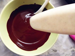 6、麦片巧克力脆皮雪糕,黑巧克力用微波炉融化,稍晾凉到缓缓流动的状态,提着雪糕在巧克力中迅速蘸一下