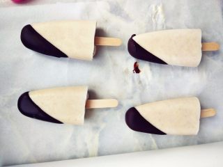 7、麦片巧克力脆皮雪糕,放在油纸上,因为雪糕表面的温度很低,巧克力会很快凝固