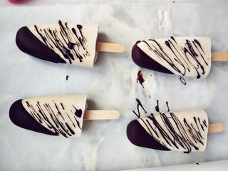 8、麦片巧克力脆皮雪糕,用一个小勺,舀少许巧克力淋在空白处