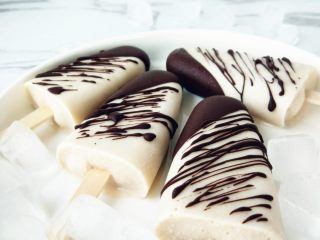 9、麦片巧克力脆皮雪糕,稍等片刻,待巧克力凝固即可