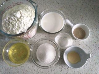 1、元气早餐之热狗餐包, 备齐所用材料，将材料中除黄油外所有材料放入面包桶中，运行一个揉面程序后加入黄油，继续揉至完全阶段。