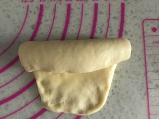 7、元气早餐之热狗餐包,从一侧卷起，捏紧收口。