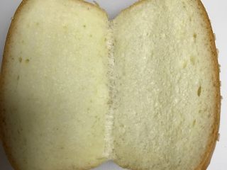 11、元气早餐之热狗餐包,烤好的面包即可脱模，冷却是掌温密封保存。可依据自己喜好来组装热狗。从中间切开