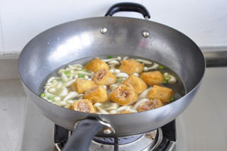 10、油豆腐塞肉,油豆腐放入，大火煮开小火焖10分钟