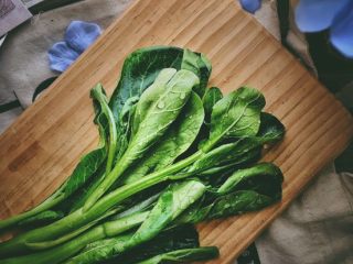 1、免油炸的 黄金猪排三明治/汉堡,准备材料 将蔬菜洗净备用