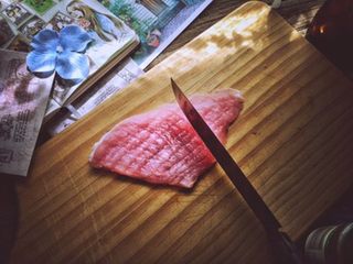 2、免油炸的 黄金猪排三明治/汉堡,用刀背敲打几下猪排