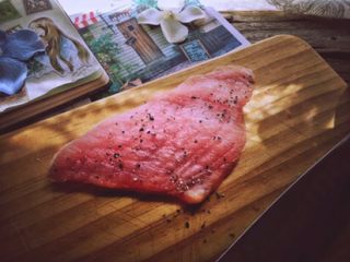 3、免油炸的 黄金猪排三明治/汉堡,撒上盐与黑胡椒，抹匀