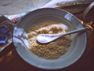 4、免油炸的 黄金猪排三明治/汉堡,面包糠里加入一小勺盐