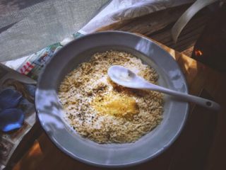 5、免油炸的 黄金猪排三明治/汉堡,再加入一小勺油 撒两下胡椒粉拌匀