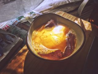 6、免油炸的 黄金猪排三明治/汉堡,鸡蛋打散，将猪排放入蛋液中