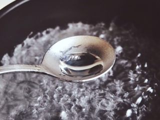 8、免油炸的 黄金猪排三明治/汉堡,煮水波蛋：锅内倒入多半锅水烧开 加入一小勺白醋