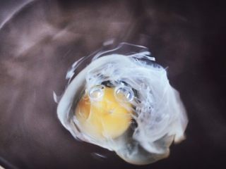 10、免油炸的 黄金猪排三明治/汉堡,在漩涡内磕入一个鸡蛋