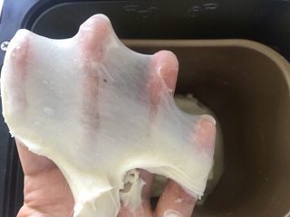 8、佛系养生黑芝麻辫子面包,第八步：出现薄膜就可以了