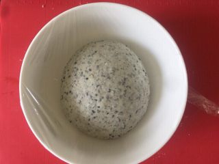10、佛系养生黑芝麻辫子面包,第十步：滚圆放入发酵碗中盖上保鲜膜开始一发，室温发酵