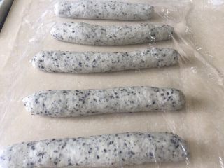 15、佛系养生黑芝麻辫子面包,第十五步：全部做好了松弛5分钟开始依次搓长，不要着急慢慢搓