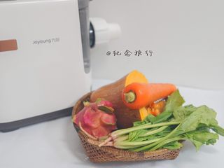 1、面条机自制五彩面,准备好食材