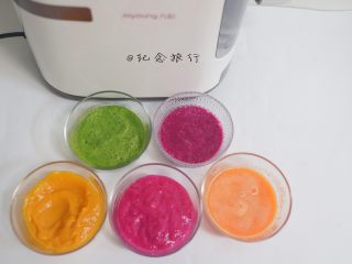 3、面条机自制五彩面,各种食材加水打成泥