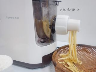 9、面条机自制五彩面,出面咯