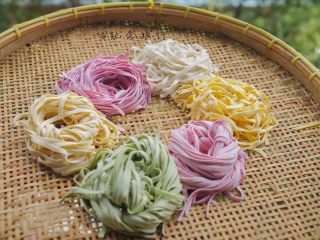 11、面条机自制五彩面,可以这样分开放