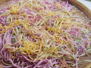 12、面条机自制五彩面,也可以打散了放