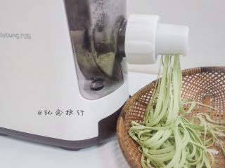 10、面条机自制五彩面,菠菜面