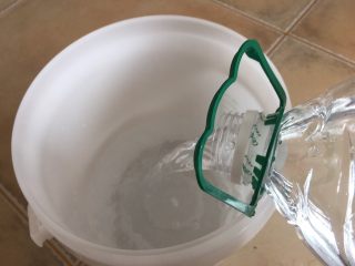 4、夏日果味酵素饮品,倒入4.5升水 备用