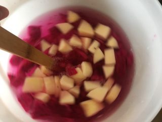 11、夏日果味酵素饮品,搅拌均匀