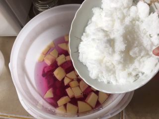 10、夏日果味酵素饮品,白糖也倒进去