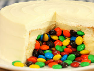 20、戚风蛋糕,在挖空的蛋糕片里面放入M&M巧克力豆，那这个神奇的戚风蛋糕就做好喽