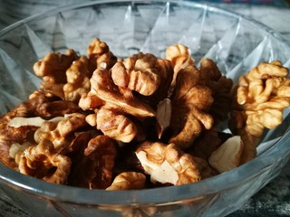 2、休闲零食DIY～秘制枣夹核桃脆,剥出核桃仁 尽量完整