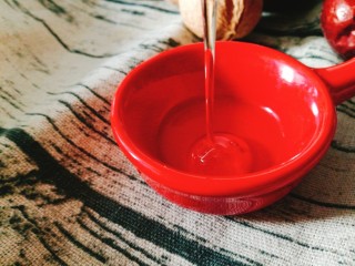 3、休闲零食DIY～秘制枣夹核桃脆,蜂蜜备好