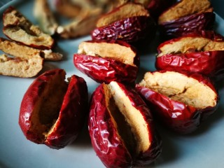 8、休闲零食DIY～秘制枣夹核桃脆,挖出枣核