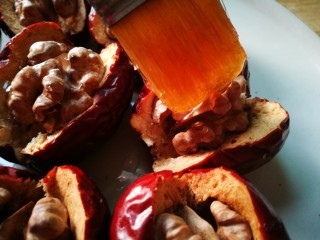 10、休闲零食DIY～秘制枣夹核桃脆,刷上蜂蜜