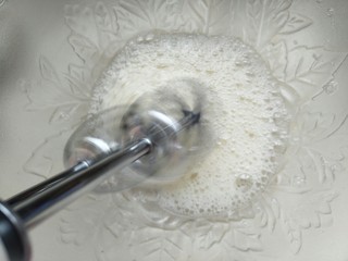 4、＃入口即化，零添加宝宝零食＃多彩蛋白糖,低速打发出现出泡。