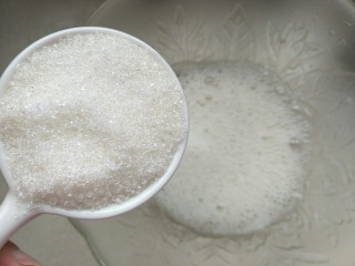 5、＃入口即化，零添加宝宝零食＃多彩蛋白糖,出现粗话时，加入1/3的糖，继续低速打发