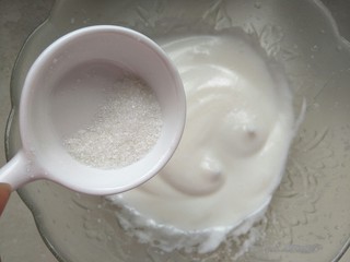 7、＃入口即化，零添加宝宝零食＃多彩蛋白糖,比较细腻时，加入剩下的糖，继续低速打发。