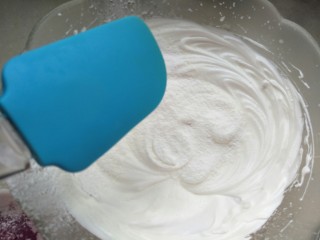 11、＃入口即化，零添加宝宝零食＃多彩蛋白糖,用刮刀用切拌的方式拌匀