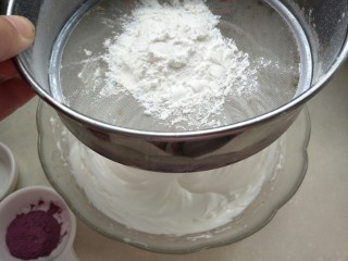 10、＃入口即化，零添加宝宝零食＃多彩蛋白糖,打发好的蛋白，筛入7克玉米淀粉。