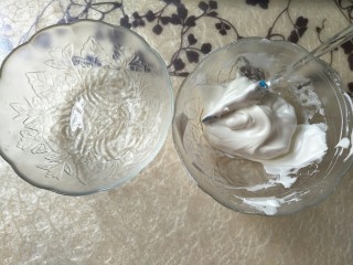 13、＃入口即化，零添加宝宝零食＃多彩蛋白糖,再取一个碗，将拌好的蛋白糊分成两份