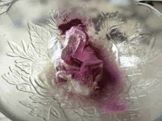 14、＃入口即化，零添加宝宝零食＃多彩蛋白糖,其中一份蛋白糊，筛入1克的紫薯粉