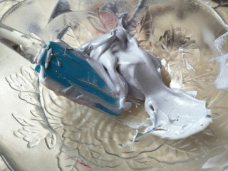 15、＃入口即化，零添加宝宝零食＃多彩蛋白糖,拌匀，拌好的蛋白糊，就变成了蓝色了，是不是很神奇呀????