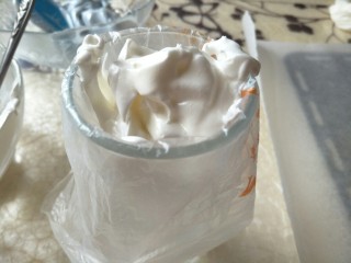 16、＃入口即化，零添加宝宝零食＃多彩蛋白糖,取两个裱花袋，裱花袋中放入裱花嘴，将两种颜色的蛋白糊分别放入裱花袋中