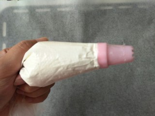 17、＃入口即化，零添加宝宝零食＃多彩蛋白糖,装好的蛋白糊，将尖头剪开，如图
