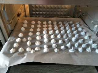 20、＃入口即化，零添加宝宝零食＃多彩蛋白糖,放入预热好的烤箱100度烤70分钟(千万不要着急，小火慢烤)